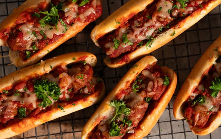 Gratinerade Korvbröd med köttbullar i tomatsås - Recept | Pågen